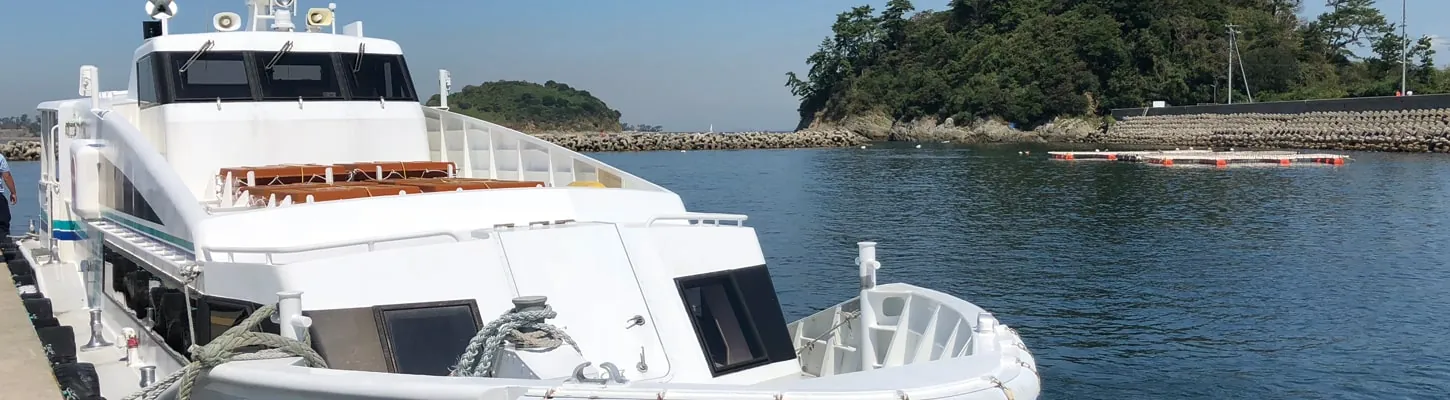 篠島港に着く高速船