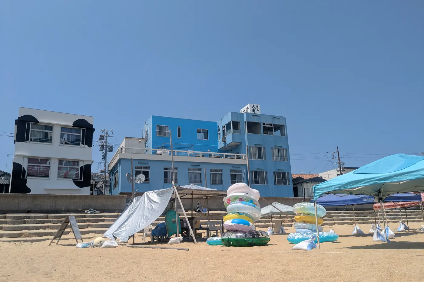 浜に並ぶ浮輪やビーチグッズ