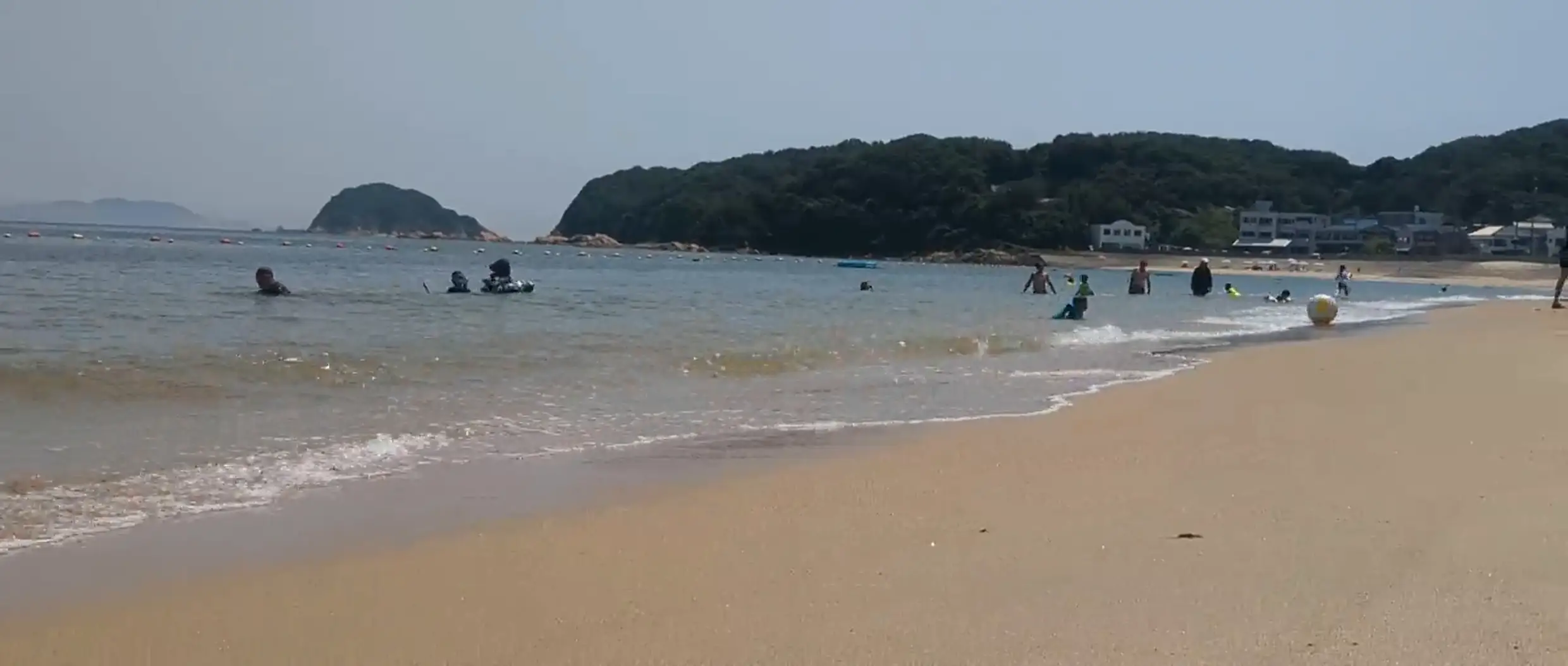 篠島海水浴場の波打ち際。沖に島影が見える