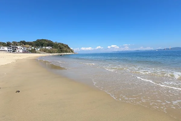 篠島の海岸線と穏やかな海