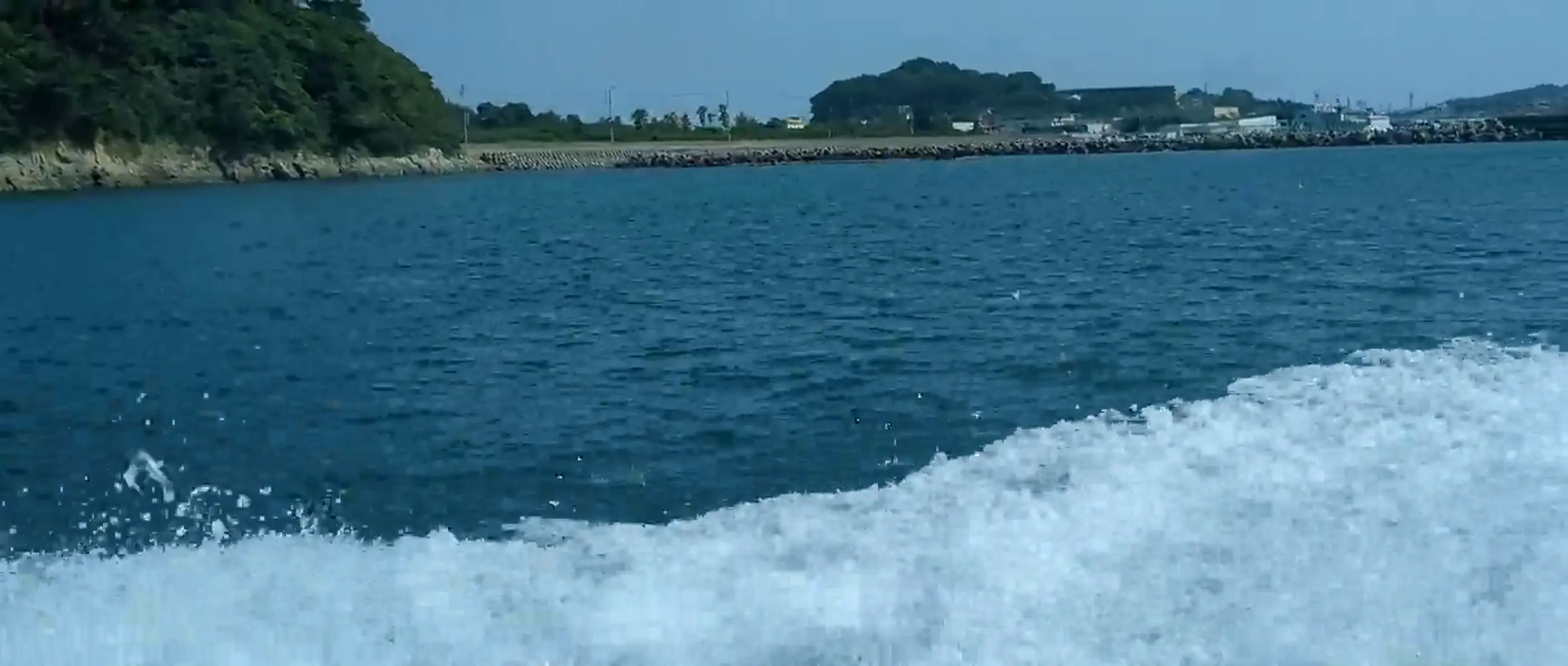 篠島へ向かう高速船の航跡と、三河湾に浮かぶ島影