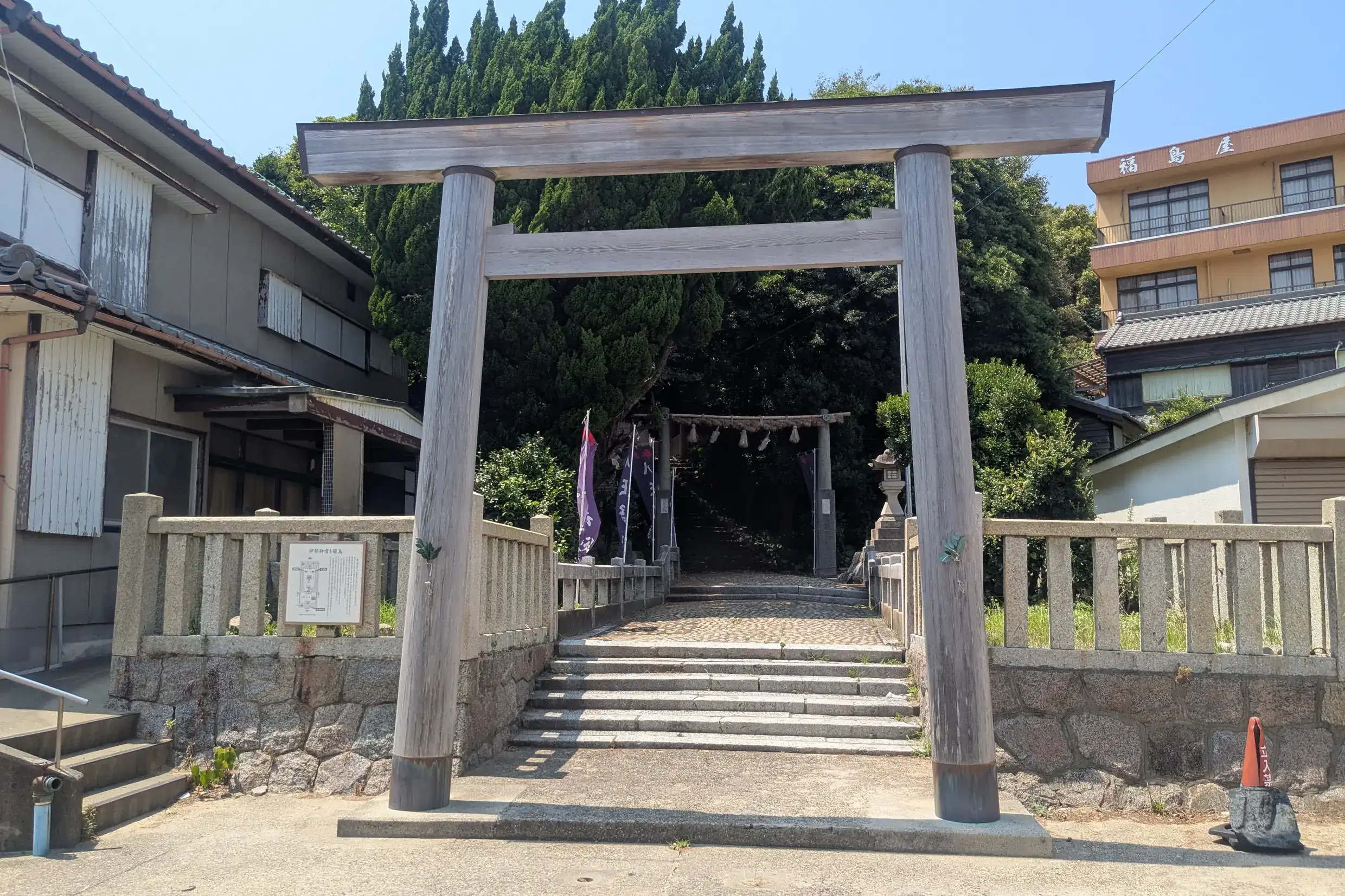 集落の路地から続く八王子社の鳥居と石段
