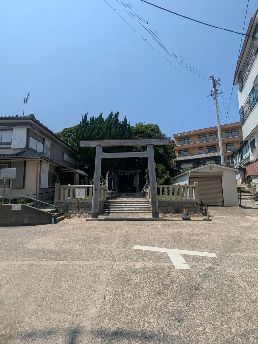 集落から八王子社へ向かう参道