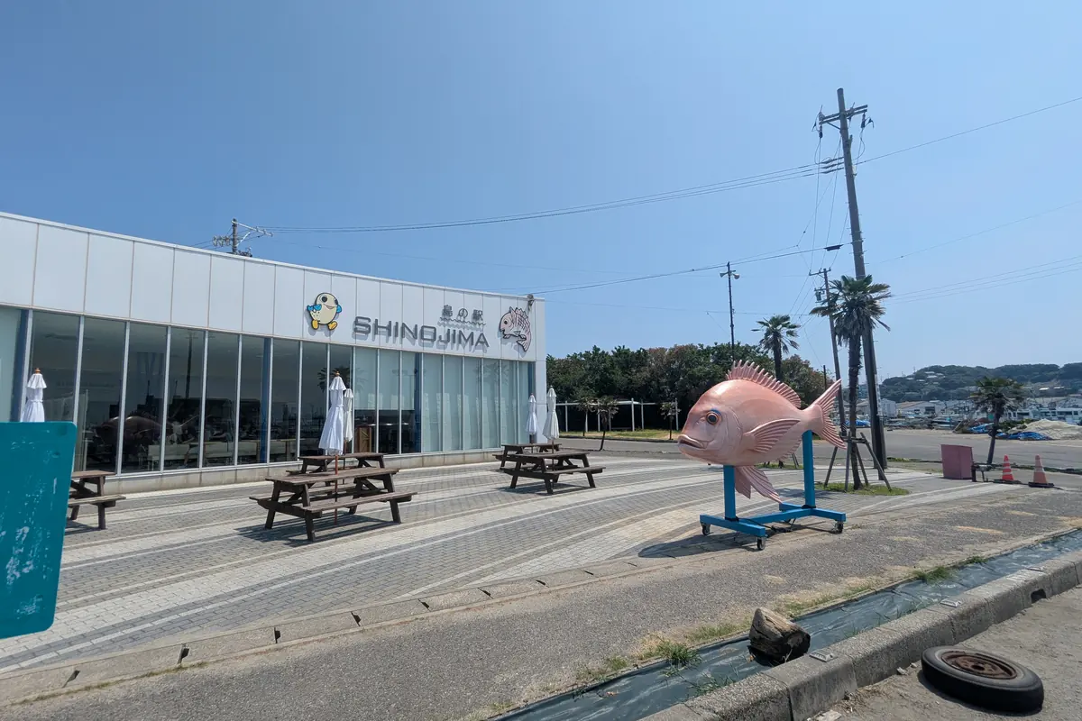 島の駅 SHINOJIMA の前の鯛のオブジェ
