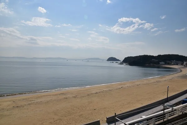 客室の窓から見える篠島の海と砂浜