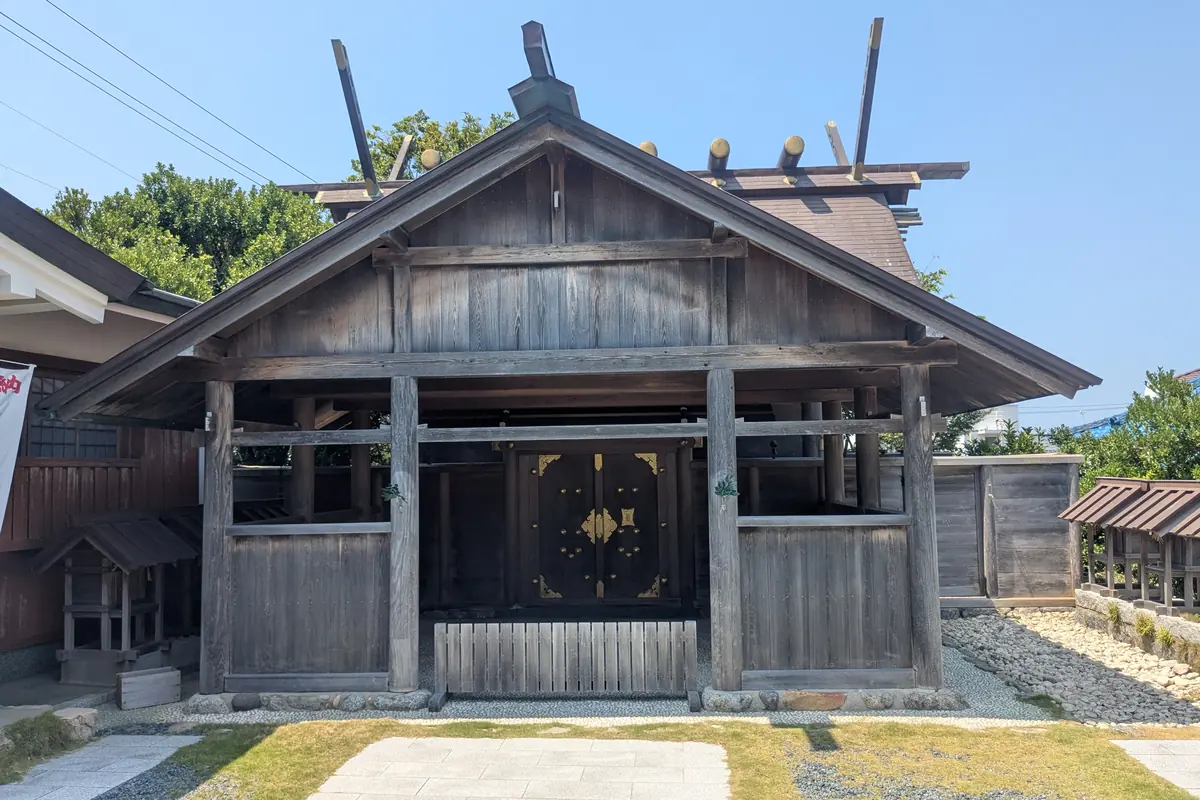 神明神社の社殿正面