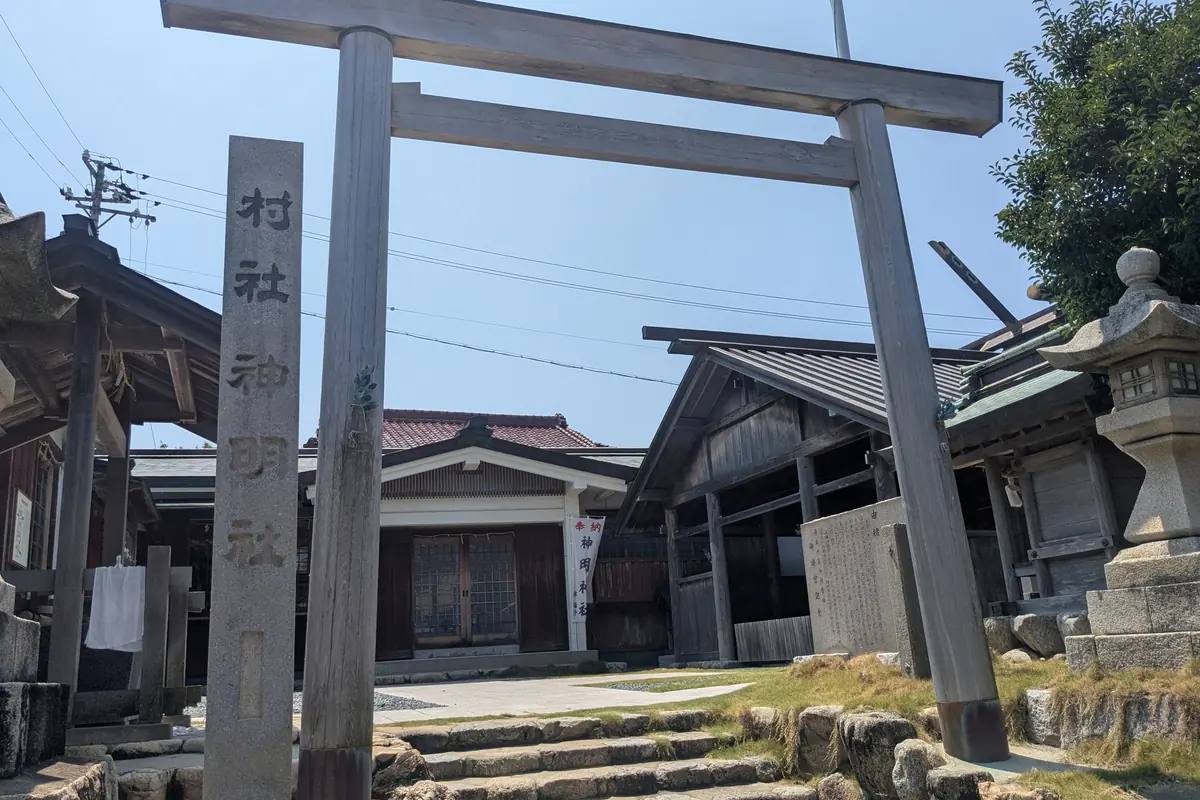 鳥居越しに見る神明神社の境内