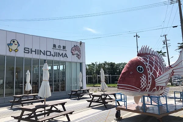 篠島の渡船ターミナル「島の駅 SHINOJIMA」の外観と鯛のオブジェ